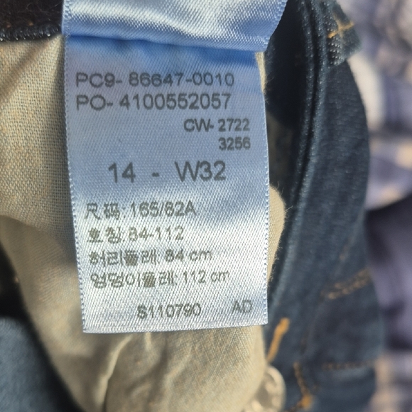 Levi's Dark Wash Mid-Rise Shorts - Picture 4 of 5